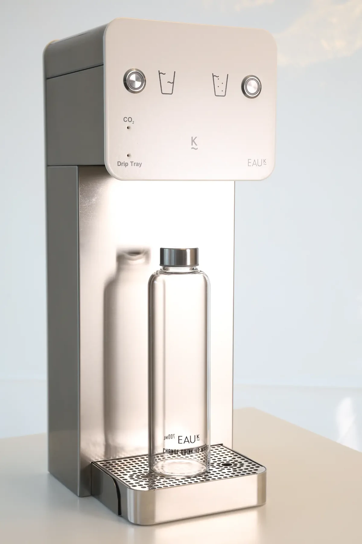 EAU~K Zapfdetail mit Glasflasche